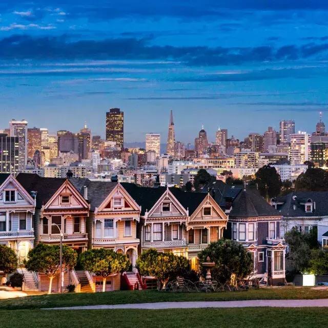 阿拉莫广场(Alamo Square)著名的彩绘女士们在贝博体彩app天际线(San Francisco skyline)的黄昏时分被描绘出来.